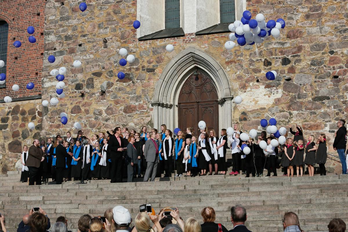 Kirkkopäivillä vieraili myös Tarja Halonen, jota arkkipiispa Kari Mäkinen haastatteli Turun tuomiokirkossa. Taivaalle lennätettiin rukouksenomaisesti ilmapalloja.